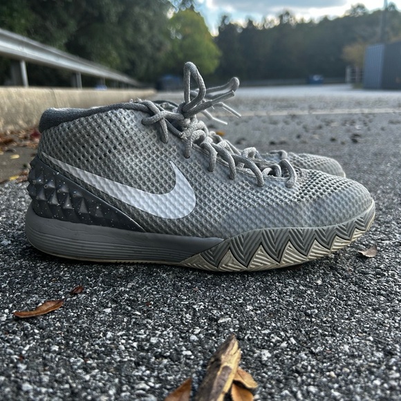 Nike Kyrie 1 - Wolf Grey(Men’s 6.5) - Picture 3 of 14